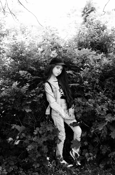 Teen Girl Rousse Costume Denim Posant Dans Parc Vert Écolière — Photo