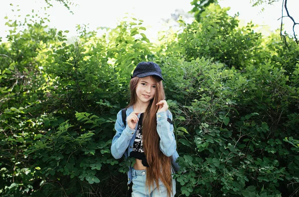 赤毛の十代の少女 デニムで合わせて緑豊かな公園で肯定的な学校の女の子のポーズ — ストック写真