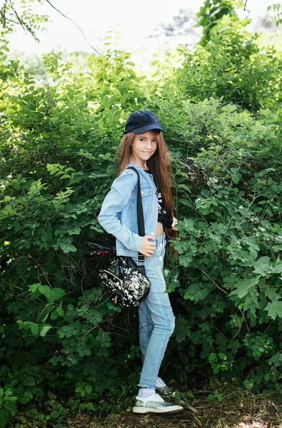 Vermelho Cabelos Menina Adolescente Terno Jeans Posando Parque Verde Menina — Fotografia de Stock