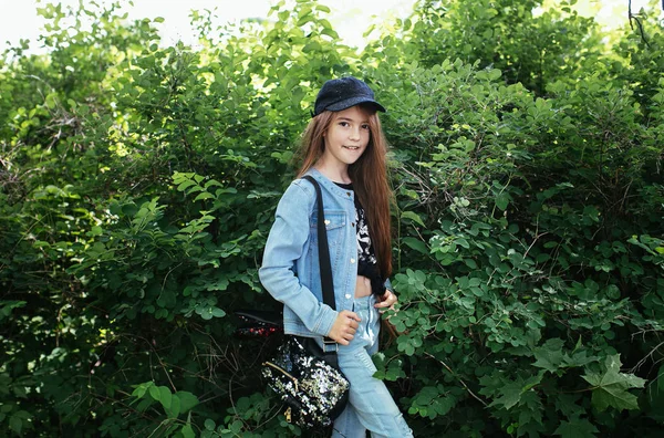 Rödhårig Tonåring Flicka Denim Passar Poserar Grön Park Positiva Skolflicka — Stockfoto