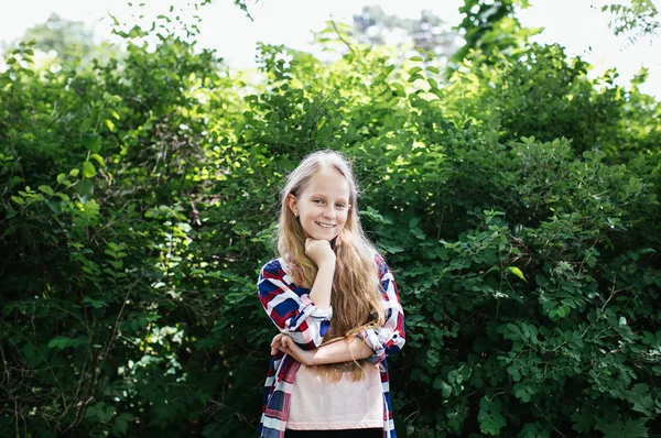 Rubia Adolescente Chica Usando Una Camisa Cuadros Posando Parque Verde —  Fotos de Stock