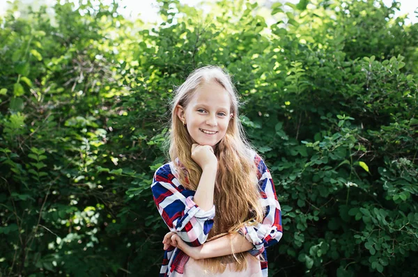 Menina Adolescente Loira Vestindo Uma Camisa Xadrez Posando Parque Verde — Fotografia de Stock