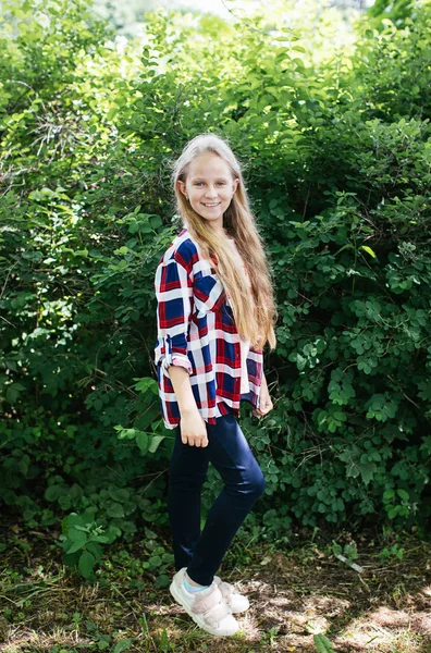 Menina Adolescente Loira Vestindo Uma Camisa Xadrez Posando Parque Verde — Fotografia de Stock