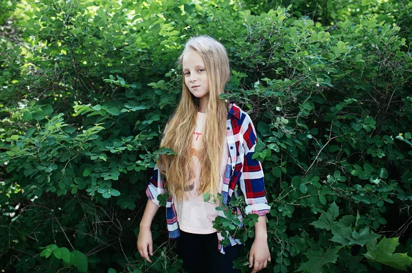 Blond Tonåring Flicka Klädd Rutig Skjorta Som Poserar Grön Park — Stockfoto