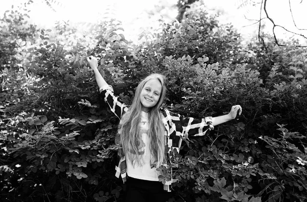 Blondynka Nastolatka Koszulkę Plaid Pozowanie Zielonym Parku Pozytywne Uczennica — Zdjęcie stockowe
