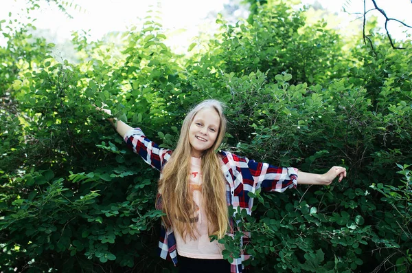 Menina Adolescente Loira Vestindo Uma Camisa Xadrez Posando Parque Verde — Fotografia de Stock