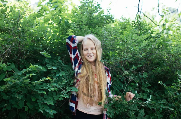 Menina Adolescente Loira Vestindo Uma Camisa Xadrez Posando Parque Verde — Fotografia de Stock