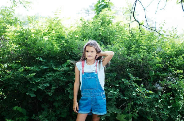 Teenager Mädchen Jeans Overalls Posiert Einem Grünen Park Positive Schulmädchen — Stockfoto