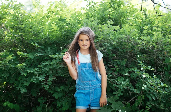 Tonåring Flicka Denim Overaller Poserar Grön Park Positiva Skolflicka — Stockfoto