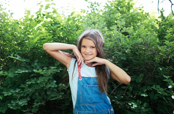 Έφηβο Κορίτσι Ολόσωμες Φόρμες Θέτοντας Ένα Καταπράσινο Πάρκο Θετική Μαθήτρια — Φωτογραφία Αρχείου