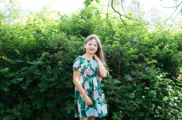 Menina Adolescente Loira Vestido Flor Posando Parque Verde Colegial Positiva — Fotografia de Stock