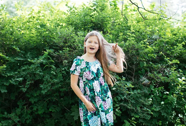 Blondes Teenie Mädchen Blumenkleid Posiert Einem Grünen Park Positives Schulmädchen — Stockfoto