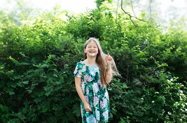 Blondes Teenie Mädchen Blumenkleid Posiert Einem Grünen Park Positives Schulmädchen — Stockfoto