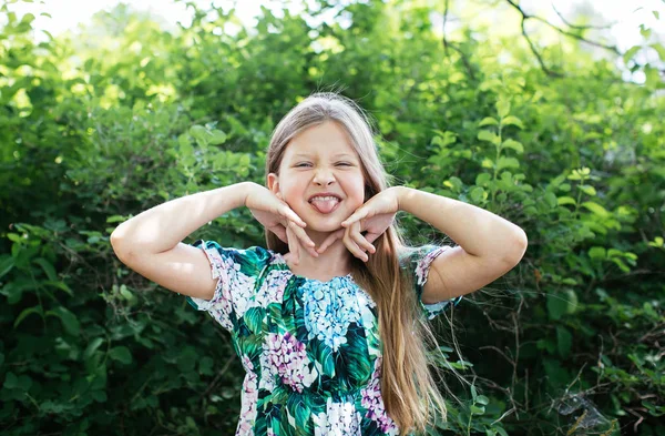 Menina Adolescente Loira Vestido Flor Posando Parque Verde Colegial Positiva — Fotografia de Stock
