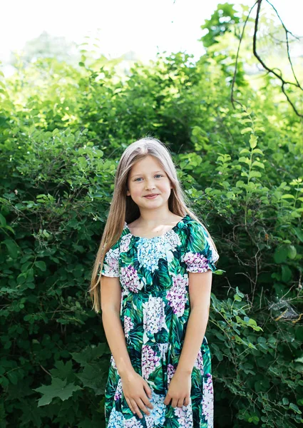 Yeşil Bir Park Poz Çiçek Elbiseli Sarışın Teen Kız Gülümseyerek — Stok fotoğraf