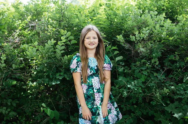 Menina Adolescente Loira Vestido Flor Posando Parque Verde Colegial Positiva — Fotografia de Stock