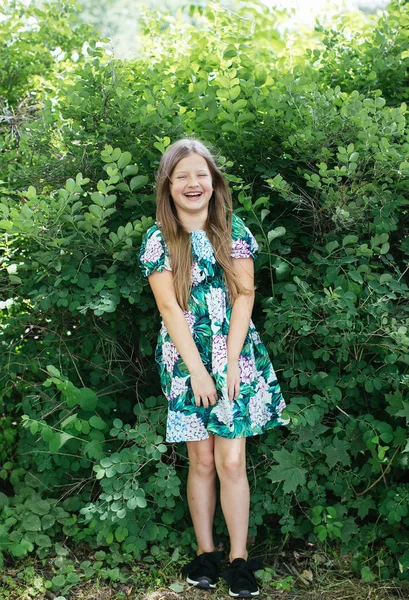 Blonde Teen Κορίτσι Ένα Φόρεμα Λουλούδι Θέτοντας Ένα Καταπράσινο Πάρκο — Φωτογραφία Αρχείου