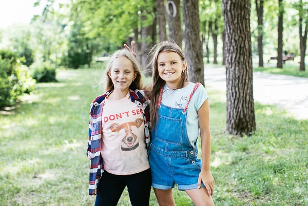 Tiener Meisjes Lopen Lachen Spelen Een Groen Park Voor Een — Stockfoto