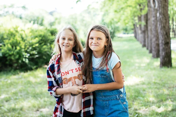 Meninas Adolescentes Andar Rir Jogar Parque Verde Para Uma Pausa — Fotografia de Stock