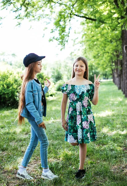十几岁的女孩走 玩在一个绿色的公园休息 积极的女学生 — 图库照片