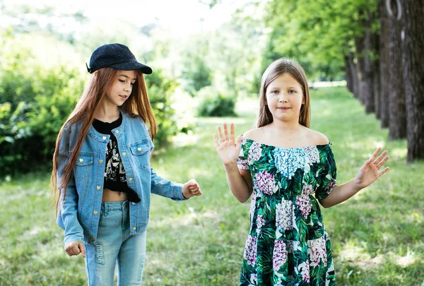 Teenager Mädchen Spazieren Lachen Und Spielen Einem Grünen Park Für — Stockfoto