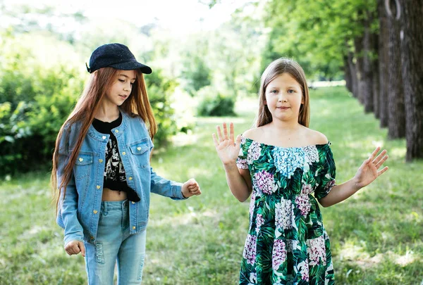 十代の女の子が歩く 笑うし 肯定的な中学生のための緑豊かな公園で遊ぶ — ストック写真