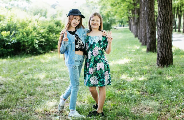 Adolescentes Caminar Reír Jugar Parque Verde Para Descanso Colegialas Positivas —  Fotos de Stock