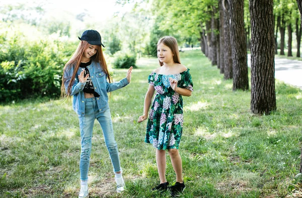 Adolescentes Caminar Reír Jugar Parque Verde Para Descanso Colegialas Positivas — Foto de Stock