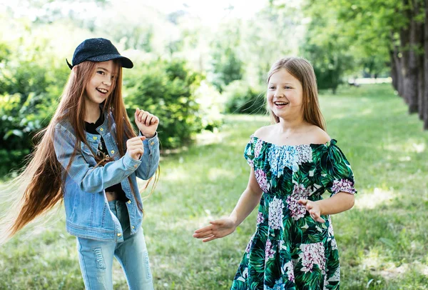 Meninas Adolescentes Andam Riem Brincam Parque Verde Para Uma Pausa — Fotografia de Stock