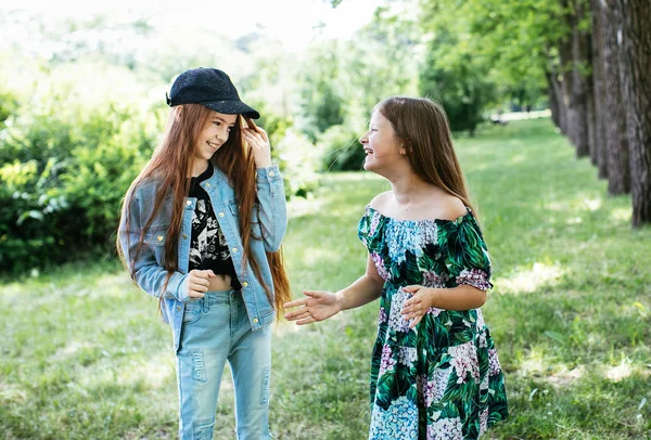 Teen Κορίτσια Πόδια Γελούν Και Παίζουν Ένα Καταπράσινο Πάρκο Για — Φωτογραφία Αρχείου