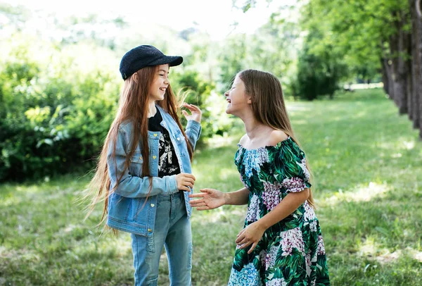 Meninas Adolescentes Andam Riem Brincam Parque Verde Para Uma Pausa — Fotografia de Stock