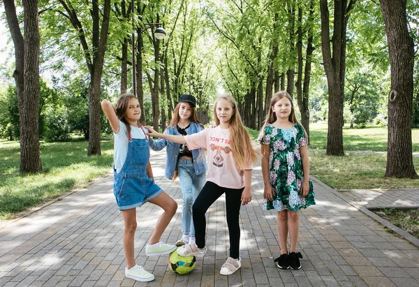 Τέσσερα Κορίτσια Εφήβων Πόδια Γελούν Και Παίζουν Ένα Καταπράσινο Πάρκο — Φωτογραφία Αρχείου