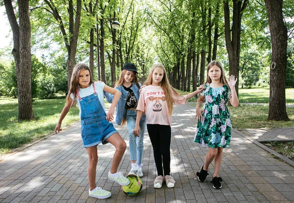 人の十代女の子歩いて 笑って 肯定的な女子高生のガール フレンドのための緑豊かな公園で遊ぶ — ストック写真