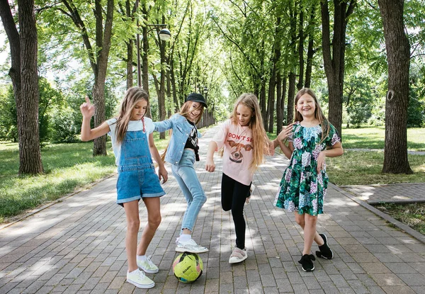 Quatro Adolescentes Meninas Andar Rir Jogar Parque Verde Para Uma — Fotografia de Stock