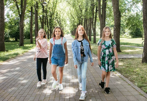 Cuatro Chicas Adolescentes Caminar Reír Jugar Parque Verde Para Descanso — Foto de Stock