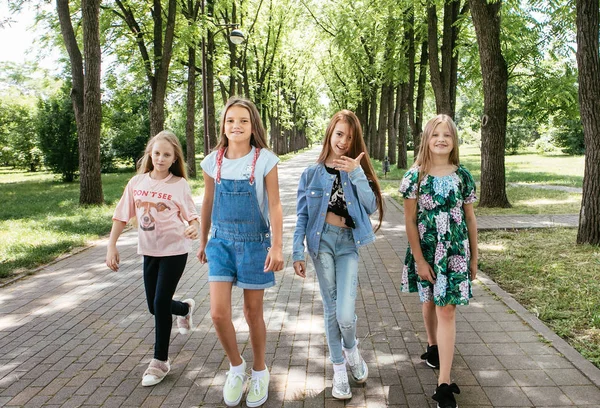 Четыре Девочки Подростка Гуляют Смеются Играют Зеленом Парке Каникулах Позитивная — стоковое фото