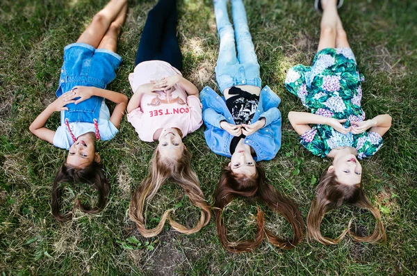 Волосы Форме Сердца Четыре Девочки Подростка Лежат Траве Позитивная Девушка — стоковое фото