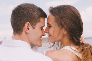 aşık nazikçe birbirinize bakın