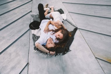 İki evin çatısı ve - beyaz elbise ve şapka bir adamla bir kız - sarılma olumlu ve samimi duygular aşk yalan aşk içinde