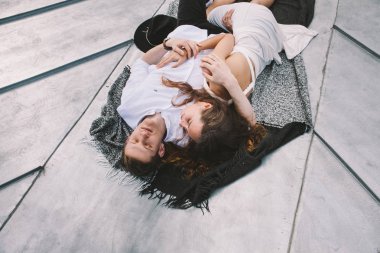 İki evin çatısı ve - beyaz elbise ve şapka bir adamla bir kız - sarılma olumlu ve samimi duygular aşk yalan aşk içinde