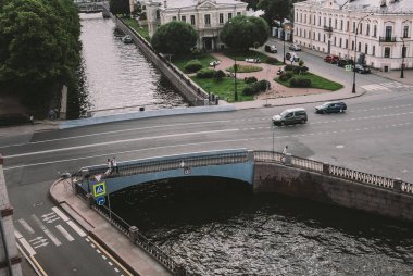 aşık çift köprü büyük bir eski şehirde, yukarıdaki fotoğraf üzerinde çalışır