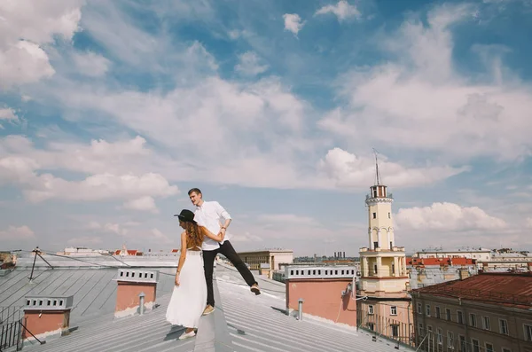 Ходить Крыше Любящей Пары Смеяться — стоковое фото