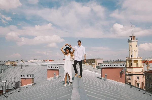 Spaziergang Auf Dem Dach Eines Liebenden Paares Lachen — Stockfoto