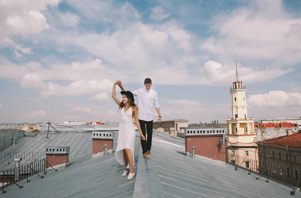 Andar Telhado Casal Amoroso Rir — Fotografia de Stock