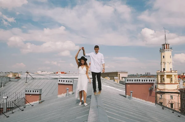 Walk Roof Loving Couple Laugh — Stock Photo, Image