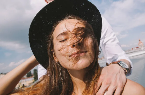 Pareja Enamorada Caminando Techo Chica Sombrero Historia Amor — Foto de Stock