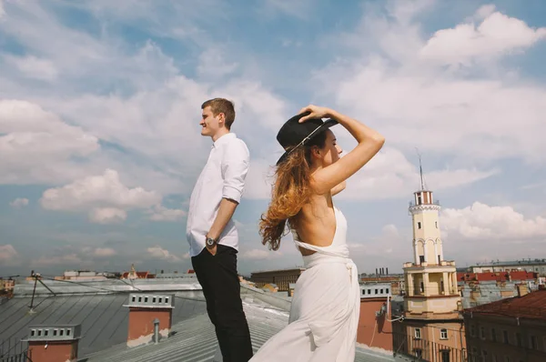 Couple Love Walking Roof Girl Hat Love Story — Stock Photo, Image