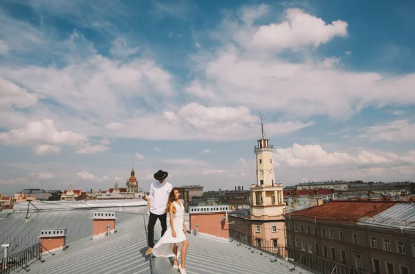 Couple Love Walking Roof Girl Hat Love Story — Stock Photo, Image