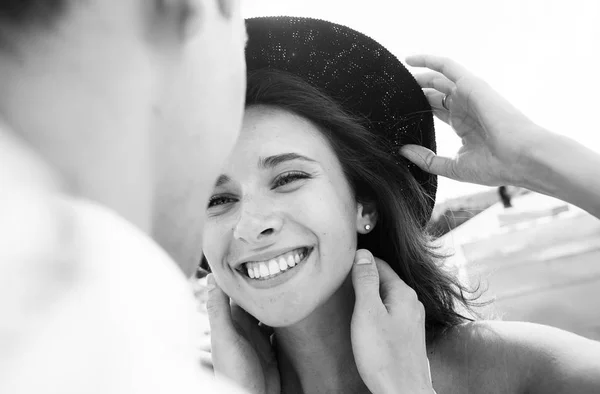 Retrato Una Chica Con Sombrero Que Sonríe Amada —  Fotos de Stock