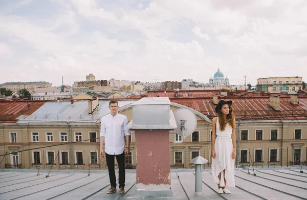 Pareja Enamorada Techo Casa Una Chica Con Vestido Blanco Sombrero — Foto de Stock